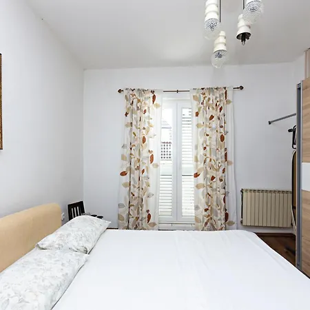 Apartment With A Parking Space Pirovac, Sibenik - 13201